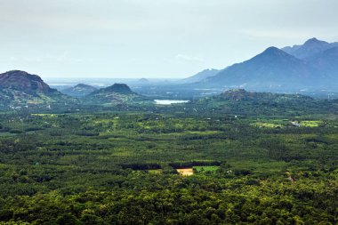 Sabahları bir dağın tepesinden manzara