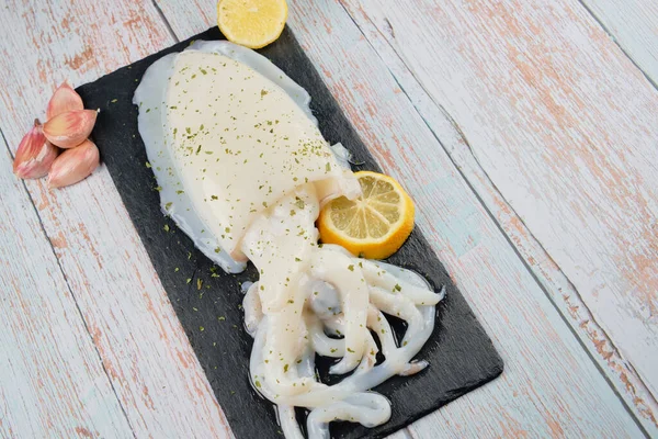 Cuttlefish Sepia Dark Stone Plate Lemon Garlic Copy Space Wood — Stock Photo, Image