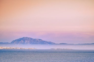 Taria Cadiz 'deki valdevaqueros kumulundan güzel bir manzara. Arka planda sis, tarifa şehri ve Jebel musa renkli gökyüzünde.