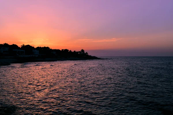 Силуэт Береговой Линии Пляжа Фиолетовый Закат Оранжевый Цвета Идиллические Летние — стоковое фото