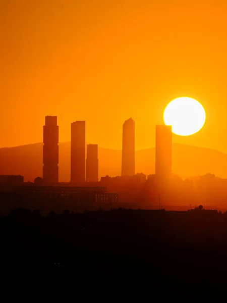 Ciudad Madrid Skyline Silueta Sol Montañas Sobre Fondo Cinco Torres — Foto de Stock