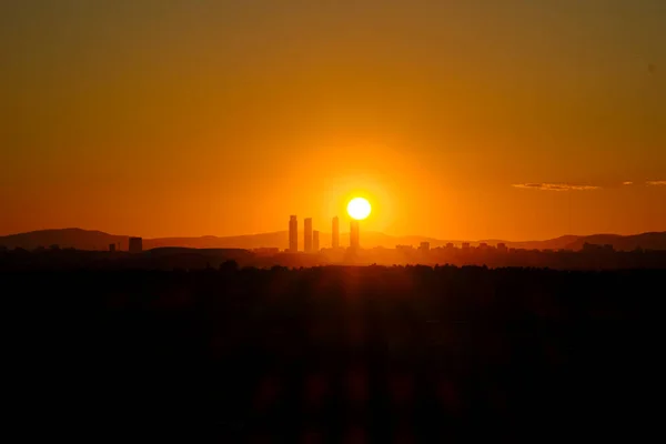 Ciudad Madrid Skyline Silueta Sol Montañas Sobre Fondo Cinco Torres — Foto de Stock