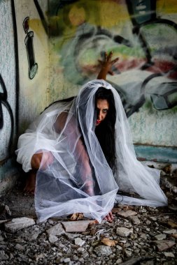 Terk edilmiş bir yerde dengesiz bir gelin. Geleneksel Amerikan efsanesi La llorona 'dan esinlenerek (ağlayan kadın))