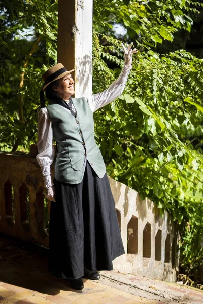 Профіль Жінки Одягненої Традиційний Одяг Старому Залізничному Вокзалі Розмахуючи Рукою — стокове фото