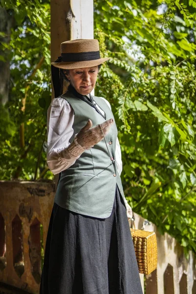 Портрет Жінки Латинської Америки Одягненої Традиційний Одяг Дивиться Годинник — стокове фото
