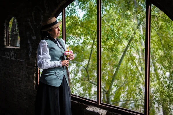 Портрет Латини Одягненої Традиційний Одяг Задумливо Дивлячись Вікно — стокове фото
