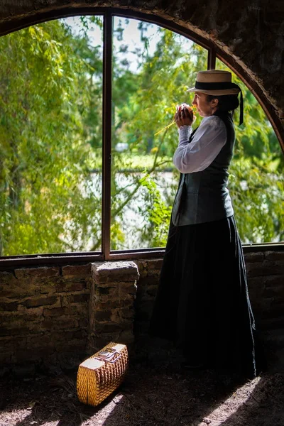 Простий Портрет Латиноамериканської Жінки Одягненої Традиційний Одяг Задумливо Дивлячись Вікно — стокове фото