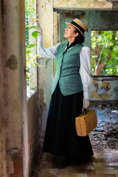 Profilporträtt Latinamerikansk Kvinna Klädd Traditionella Kläder Gammal Järnvägsstation Stockfoto