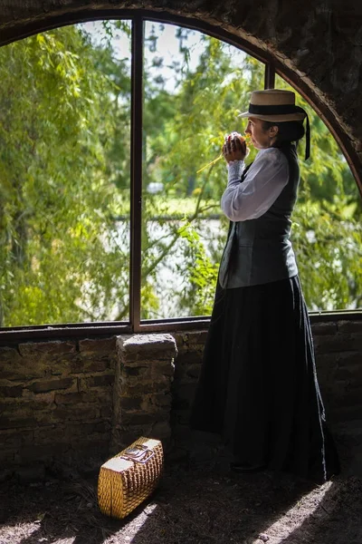 Profilporträtt Latinamerikansk Kvinna Klädd Traditionella Kläder Ser Tankfullt Genom Fönstret Stockbild