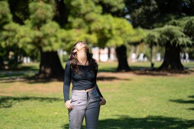 Parkta poz veren genç kızın portresi. Parkta poz veren bir model