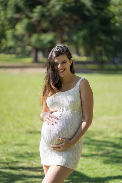 Retrato Una Mujer Latina Embarazada Parque —  Fotos de Stock