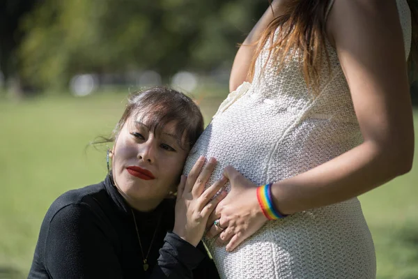 Kadın Hamile Kız Arkadaşının Karnını Dinliyor — Stok fotoğraf