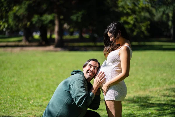 Adam Hamile Karısının Karnını Dinliyor Gülümsüyor — Stok fotoğraf