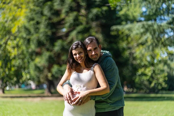 Hamile Kadın Partneriyle Dışarıda Poz Veriyor — Stok fotoğraf