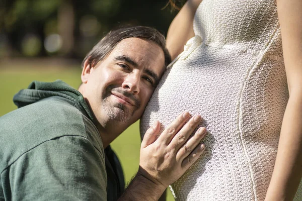Hombre Escuchando Barriga Esposa Embarazada Sonriendo —  Fotos de Stock