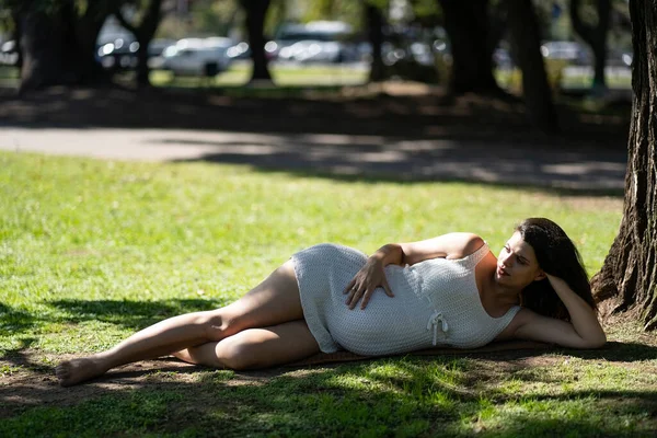 Parkta Çimlerin Üzerinde Yatan Hamile Latin Kadın — Stok fotoğraf