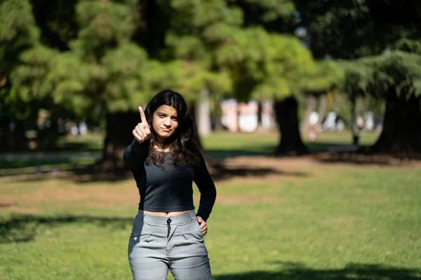 Adolescente Latina Parque Dizendo Não Com Mão Pare Conceito Conceito — Fotografia de Stock