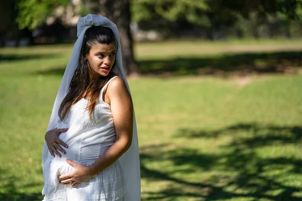 Parkta Beyaz Gelinlik Içinde Latin Hamile Gelin Mutlu Ifade — Stok fotoğraf