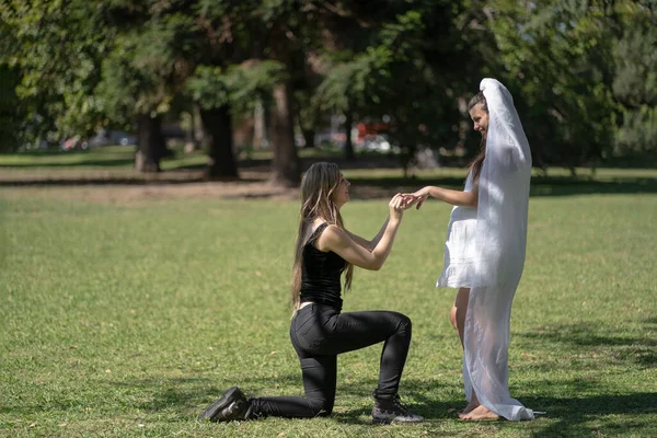 一对夫妇在户外结婚 怀孕的女人结婚了把戒指戴在伴侣身上的女人 — 图库照片