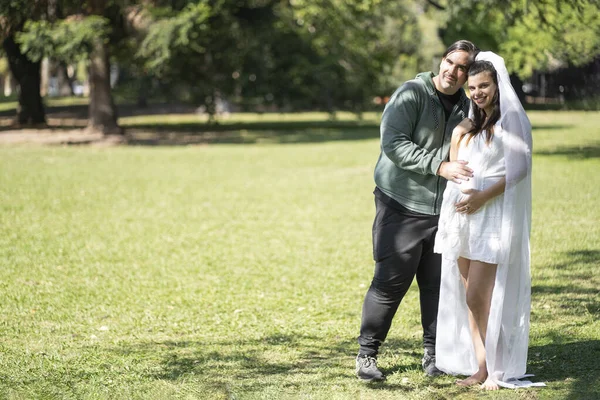 Schwangere Hochzeitskleid Posiert Mit Ihrem Partner Freien — Stockfoto