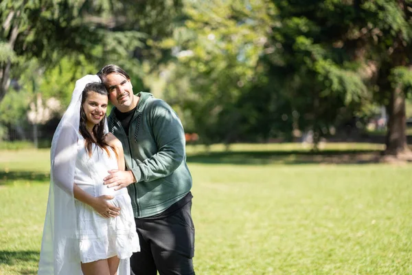 Gelinlik Giymiş Hamile Bir Kadın Partneriyle Dışarıda Poz Veriyor — Stok fotoğraf