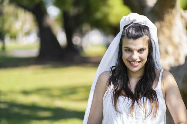 Těhotná Nevěsta Bílých Svatebních Šatech Drží Břicho Rukama Parku Šťastný — Stock fotografie