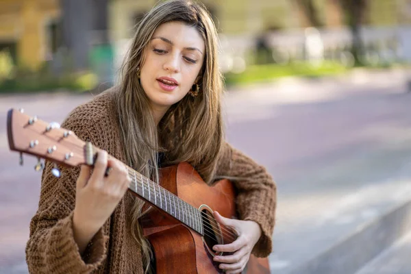 Junge Blonde Frau Spielt Gitarre Und Singt Auf Der Straße — Stockfoto