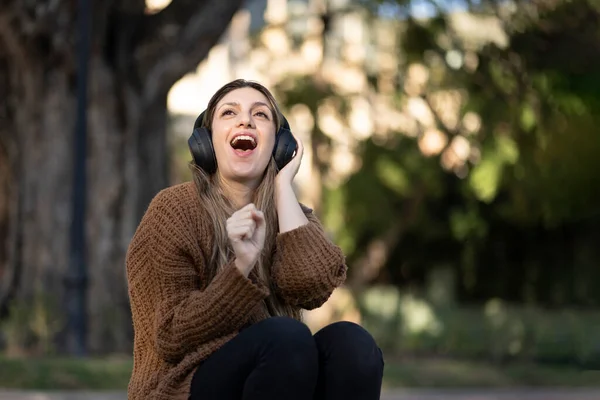 Blonde Woman Sitting Street Listening Music Pretending Have Microphone Her — Stock Photo, Image