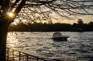 Tekne gün batımında Buenos Aires 'teki Tigre Delta' da denize açılacak. Bu bir turist ikonu.