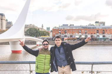 Puerto Madero, Buenos Aires, Arjantin 'de poz veren iki mutlu turist