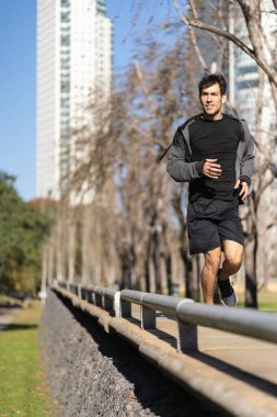Parkta koşan genç yakışıklı adam