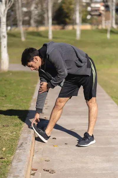 Vonzó Atlétikai Férfi Csinál Nyújtás Gyakorlat Felkészülés Reggeli Edzés Parkban — Stock Fotó