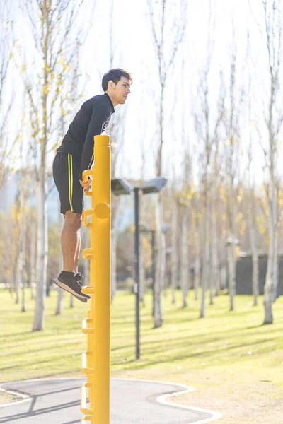 Jeune Homme Faisant Escalade Exercice Vertical Dans Parc — Photo