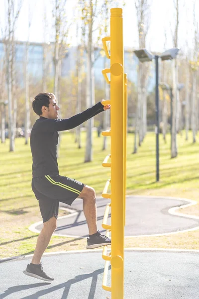 Fiatal Férfi Mászás Függőleges Gyakorlat Parkban — Stock Fotó