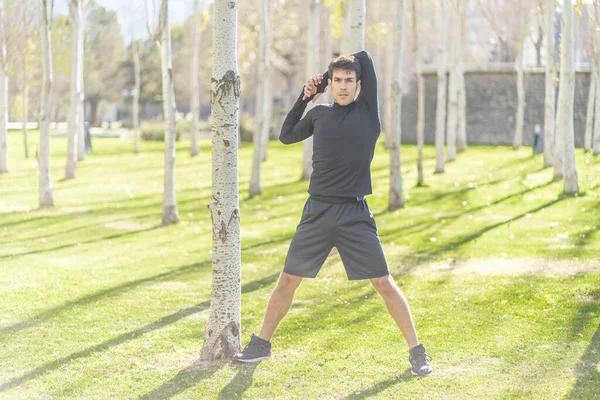 Attraktiv Atletisk Man Gör Stretching Motion Förbereda Sig För Morgonträning — Stockfoto