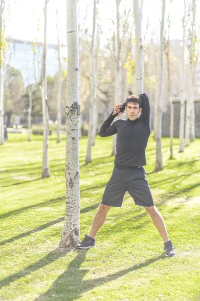 Attraktiv Atletisk Man Gör Stretching Motion Förbereda Sig För Morgonträning — Stockfoto