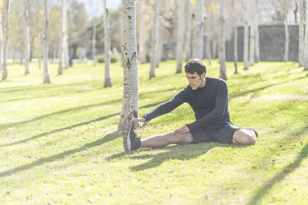 Attraente Atletico Che Esercizio Stretching Preparandosi Allenamento Mattutino Nel Parco — Foto Stock