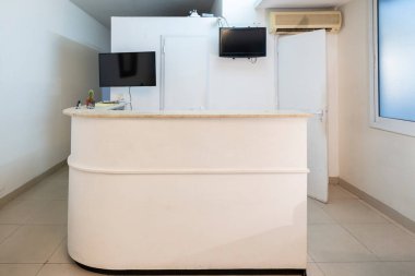 Tıp merkezinin boş resepsiyon alanı