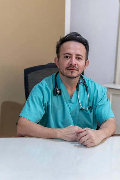 Médico Latino Sentado Escritorio — Foto de Stock
