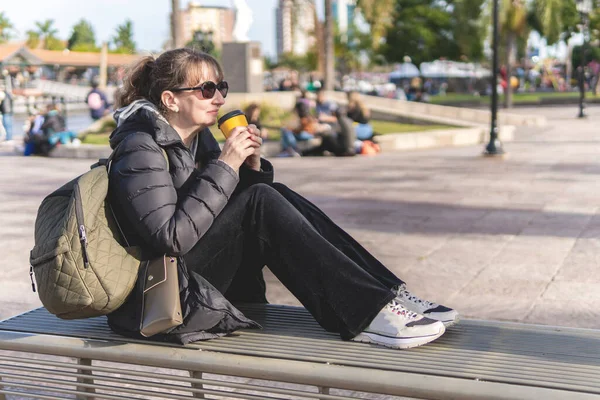 Sokakta Bir Bankta Oturan Olgun Bir Kadın Gün Batımında Rahat — Stok fotoğraf