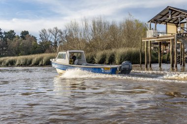 Tigre, Buenos Aires Eyaleti, Arjantin - 29 Temmuz 2023: Arjantin 'in Tigre deltasındaki geleneksel ada inşaatı manzarası, başkenti Buenos Aires' ten Parana Delta Kuzey nehir sistemi