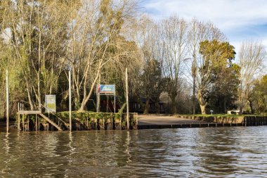Tigre, Buenos Aires Eyaleti, Arjantin - 29 Temmuz 2023: Arjantin 'in Tigre deltasındaki geleneksel ada inşaatı manzarası, başkenti Buenos Aires' ten Parana Delta Kuzey nehir sistemi