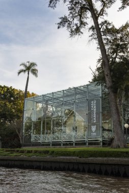 Tigre, Buenos Aires Eyaleti, Arjantin - 29 Temmuz 2023 Sarmiento House Museum, Sarmiento Nehri üzerinde yer almaktadır. Arjantin Başkanı Sarmiento 'nun eviydi. Bugün müzeye dönüştürüldü.. 