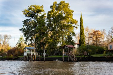 Tigre, Buenos Aires Eyaleti, Arjantin - 29 Temmuz 2023: Arjantin 'in Tigre deltasındaki geleneksel ada inşaatı manzarası, başkenti Buenos Aires' ten Parana Delta Kuzey nehir sistemi