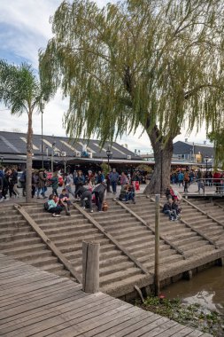 Tigre, Buenos Aires Eyaleti, Arjantin - 29 Temmuz 2023: Lujan Nehri 'ne yakın ünlü bir Porto de Frutos fuarı manzarası. Bu bir turist ikonu.