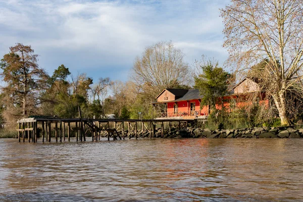 Arjantin 'deki Tigre deltasındaki geleneksel ada binasının manzarası, başkenti Buenos Aires' ten Parana Delta Kuzey nehir sistemi