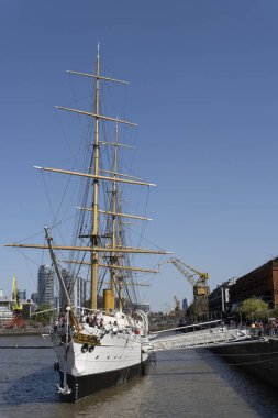 Puerto Madero, Buenos Aires, Arjantin - 08 Ekim 2023: Puerto Madero, Buenos Aires 'teki Fragata Sarmiento müzesini ziyaret eden insanlar