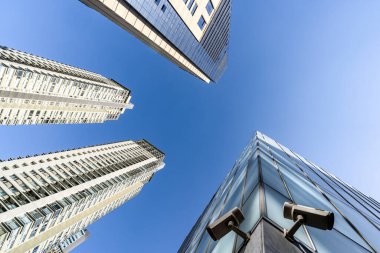 Puerto Madero, Buenos Aires 'teki kasvetli gökyüzüne karşı modern kurumsal binaların tepeleri