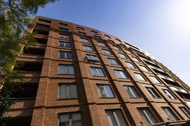 Puerto Madero, Buenos Aires 'teki kasvetli gökyüzüne karşı modern kurumsal binaların tepeleri