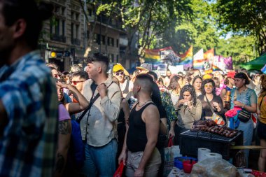 Buenos Aires, Arjantin - 04 Kasım 2023: LGBT halkı Buenos Aires 'teki XXXII onur yürüyüşünde